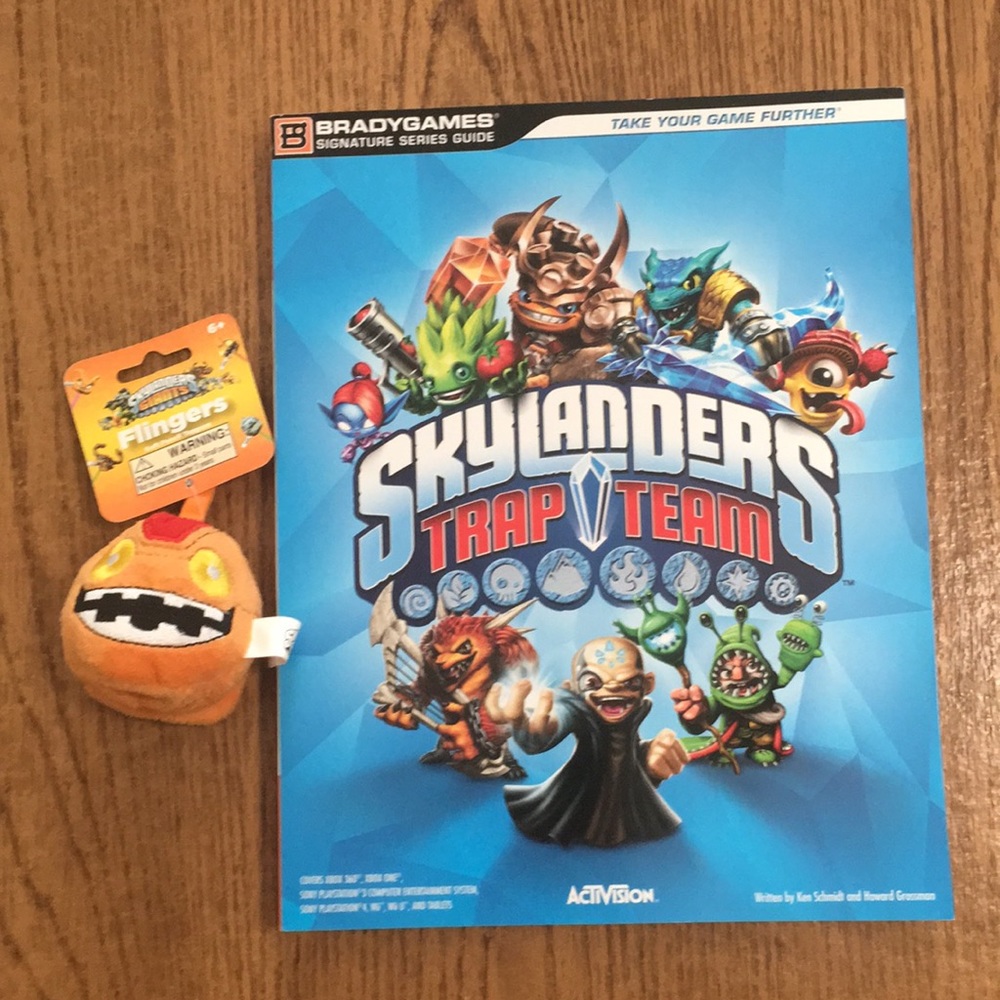 Skylanders Trap Team Guide Book with bonus